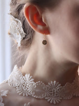 〔Classical Dress Line "Ivory" Collection 2024〕やさしく揺れるREIロゴGOLDピアス