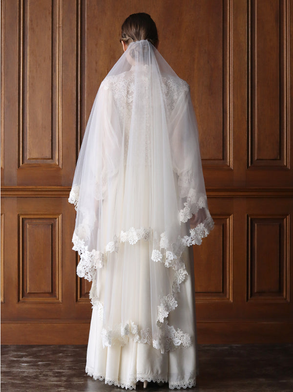 〔Classical Dress Line "Ivory" Collection 2024〕グラデーションを綴るレースに満たされたヴェール