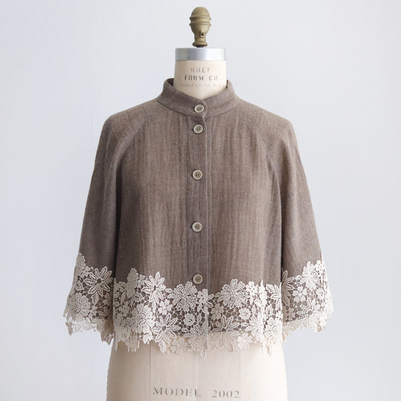 [Expected to ship in early October 2023] Wool gauze lacy cape [Reservations accepted]