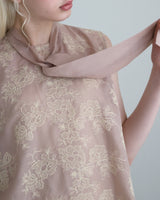〔No.9417〕綿シルク花影刺繍ノースリーブボウタイブラウス【2027年4月中旬入荷予定】