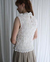 〔No.9438〕綿シュリンク刺繍lacyノースリブラウス【2027年3月上旬入荷予定】