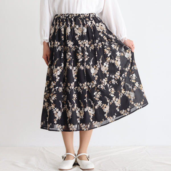 [Scheduled to arrive in mid-April 2024] Fully embroidered skirt with flower decoration [Now accepting reservations]
