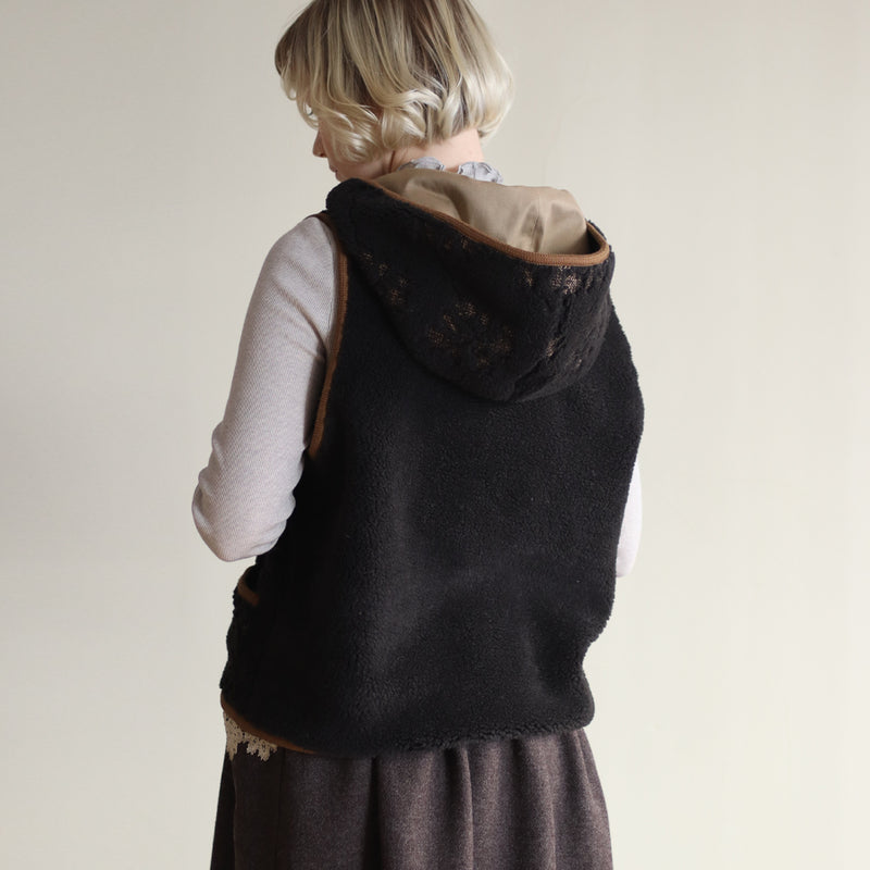 もこもこクロスステッチ刺繍フーディ―ベスト