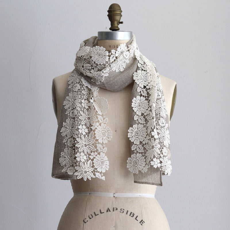 [Expected to ship in late September 2023] Wool Gauze Autumn Flower Chemical Scarf [Currently accepting reservations]