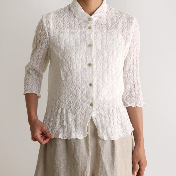 [Scheduled to arrive in late March 2024] Ruched embroidery blouse [Now accepting reservations]