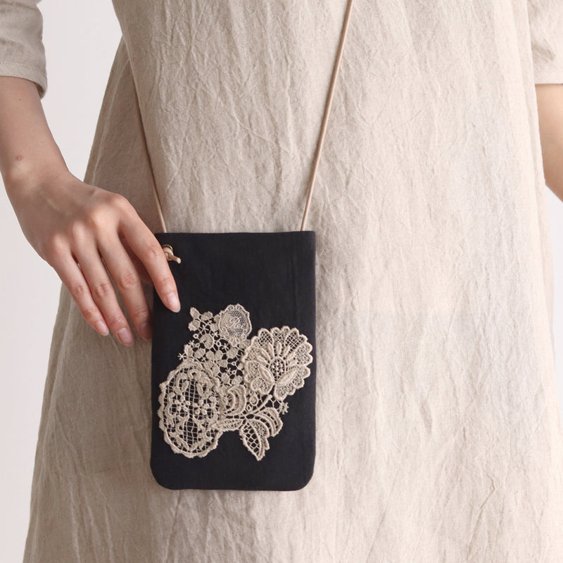 [Scheduled to arrive in mid-June 2024] Lacy smartphone pochette [Now accepting reservations]