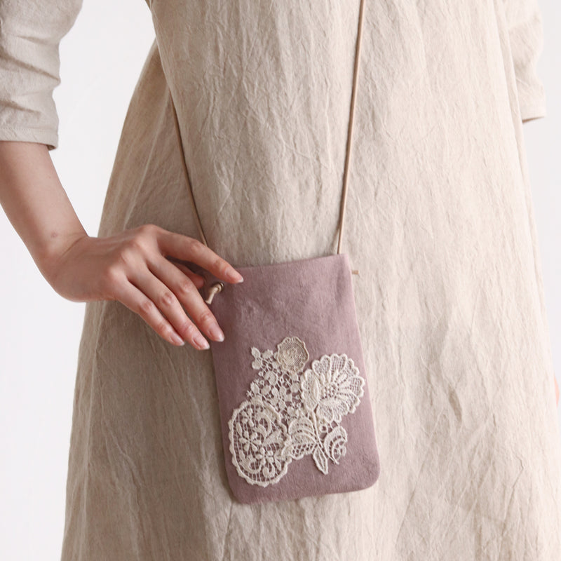 [Scheduled to arrive in mid-June 2024] Lacy smartphone pochette [Now accepting reservations]