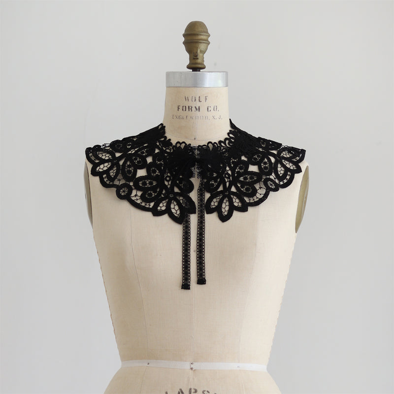 [Expected to ship in late July 2023] Collar lace gilet [Currently accepting reservations]