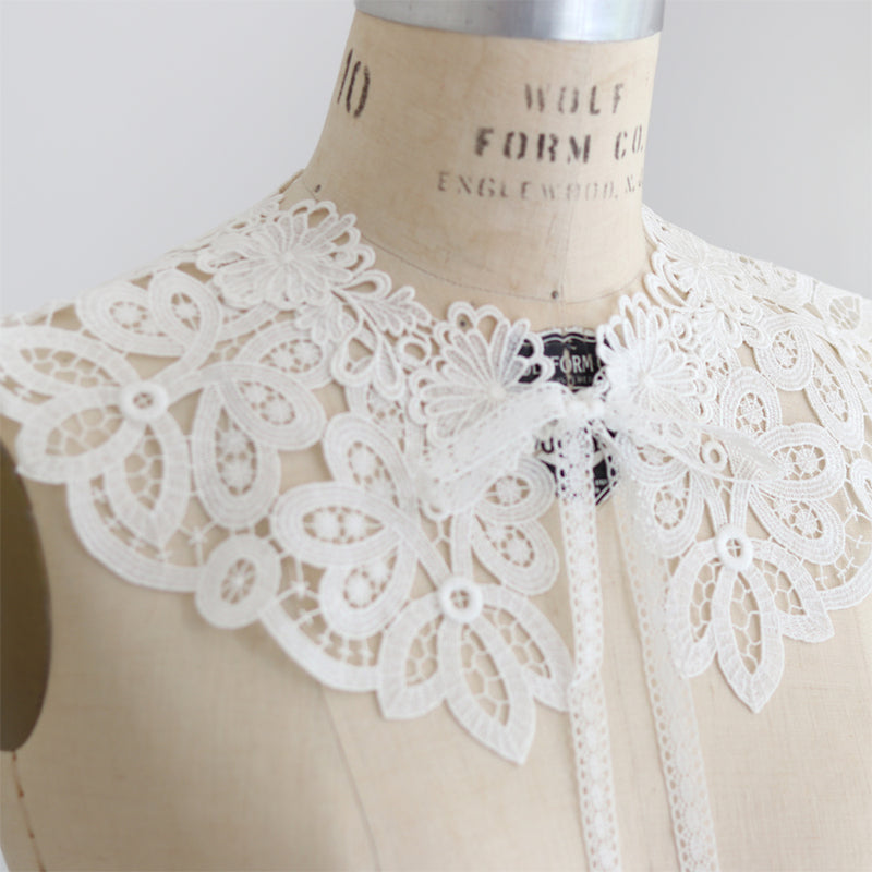 [Expected to ship in late July 2023] Collar lace gilet [Currently accepting reservations]
