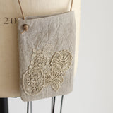 [Scheduled to arrive in mid-June 2024] Lacy smartphone pochette [Now accepting reservations]