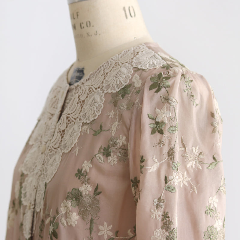 [Scheduled to arrive in mid-March 2024] Fully embroidered coat dress with flower decoration [Now accepting reservations]