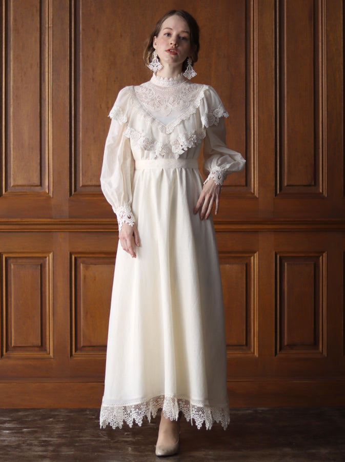 〔Classical Dress Line "Ivory" Collection 2024〕エンブレムレース揺れるレースピアス